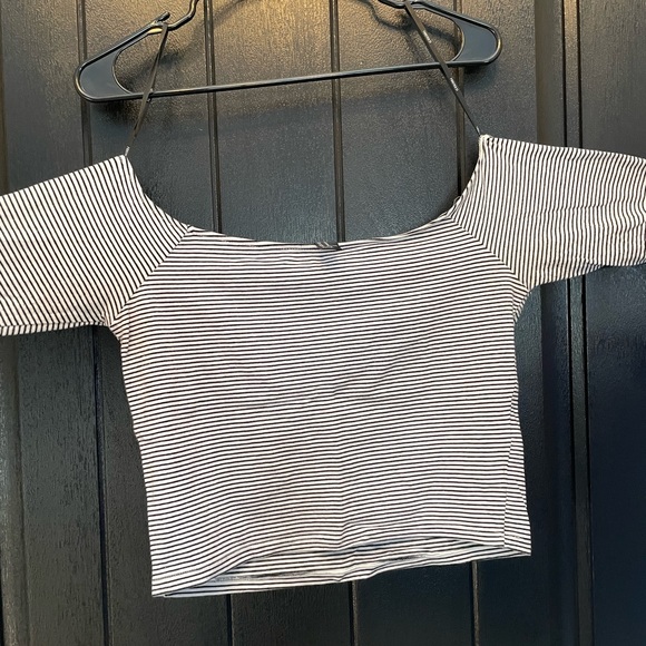 Off Shoulder Crop Top - Picture 3 of 4